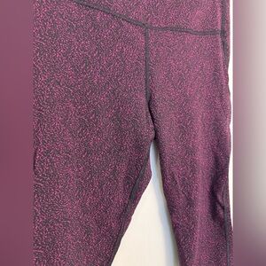 Athleta Black and burgundy Leggings 7/8 ultimate stash textured tight medium